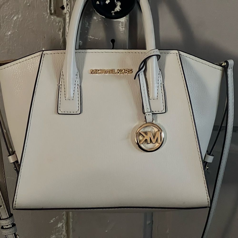 Used MK bag, still in great condition just bought a month ago worn on vacation.